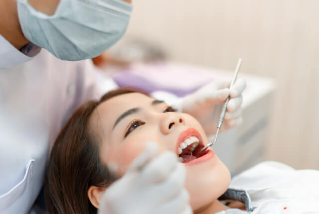 歯科治療を受ける女性