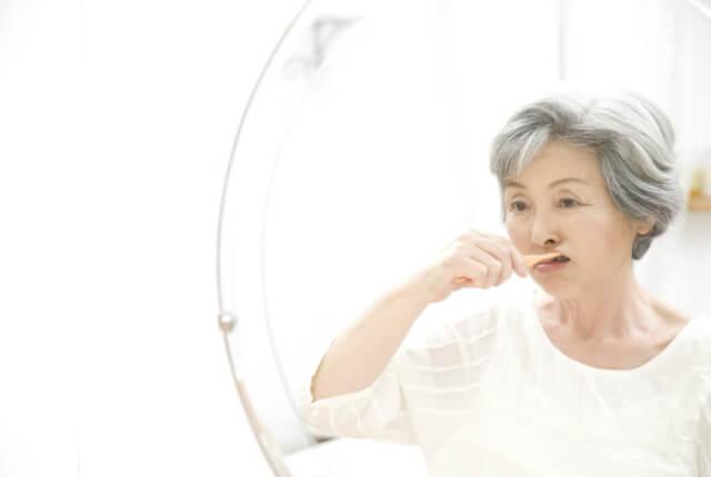 歯磨きをする女性
