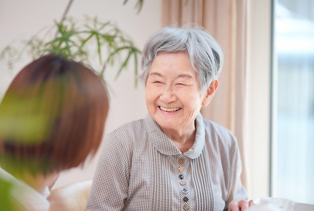 微笑む高齢女性