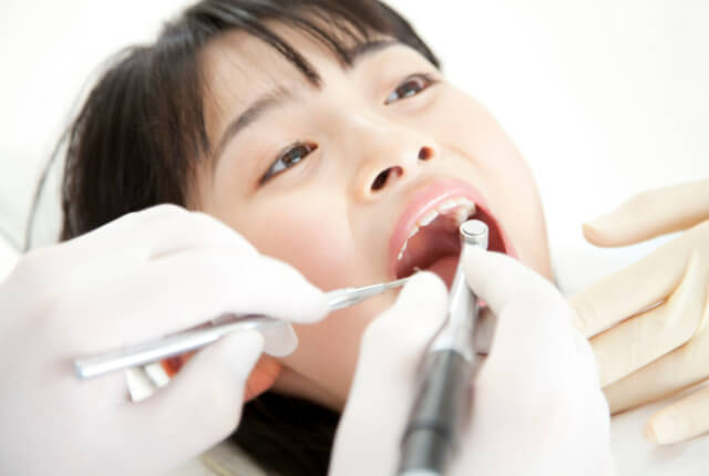 歯科治療を受けるこども