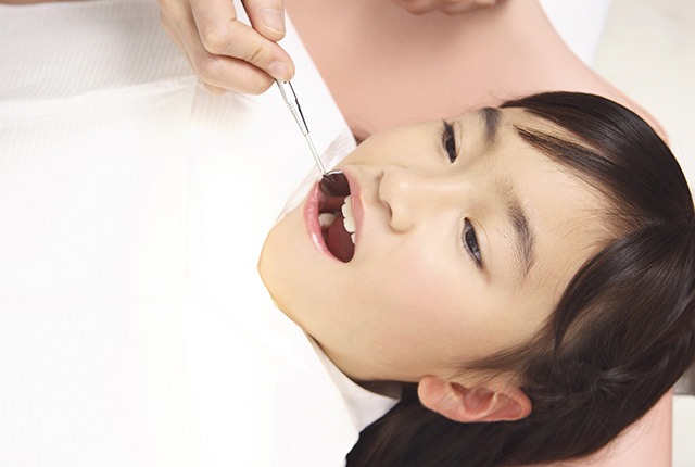 診察を受けるこども